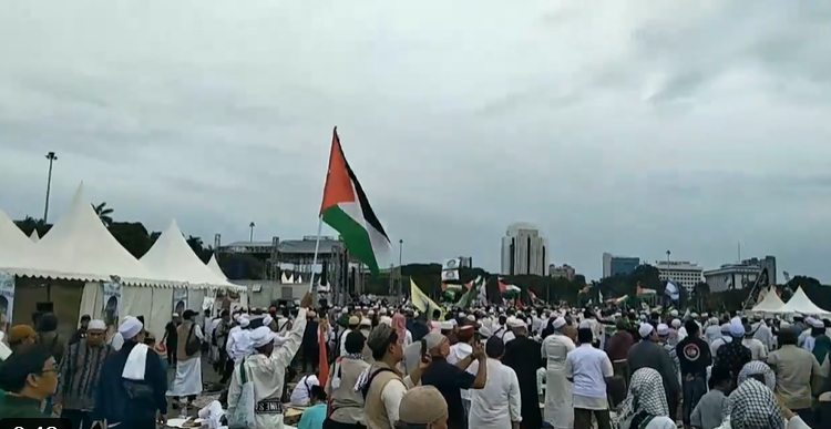 Aksi Solidaritas di Monas: Mars FPI Dinyanyikan dan Bendera Palestina Berkibar