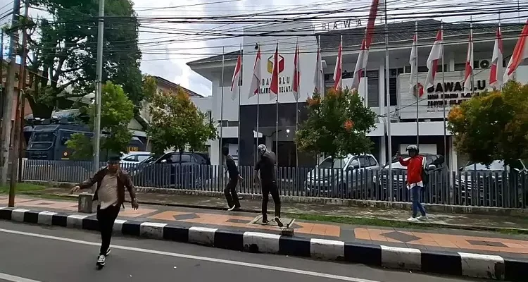 Demonstran Desak Bawaslu Fokus pada Dugaan Money Politic di Bulukumba dengan Bukti Amplop Rp50 Ribu